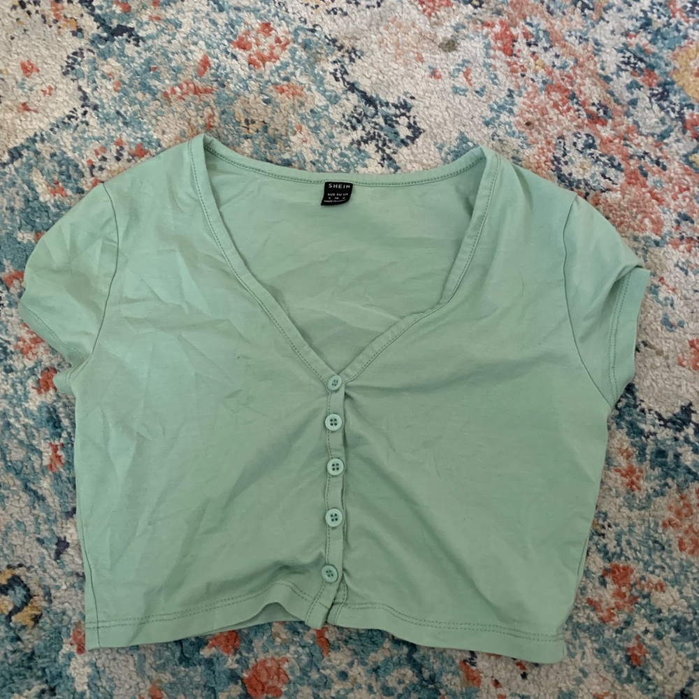 Cropped green tee shirt